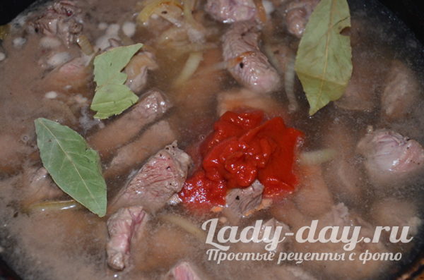 добавление томатной пасты и специй