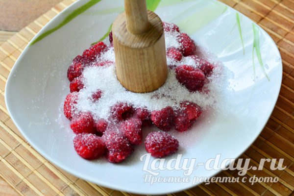 помять толкушкой