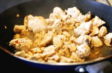 Курица с капустой и помидорами