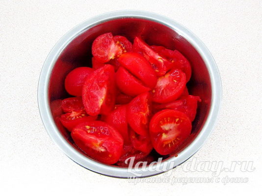 нарезать помидоры