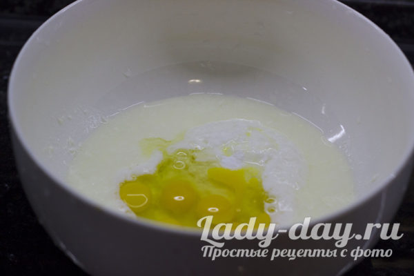 Добавляем яйцо