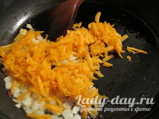 Пассеровать морковь