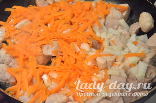 добавление лука и моркови