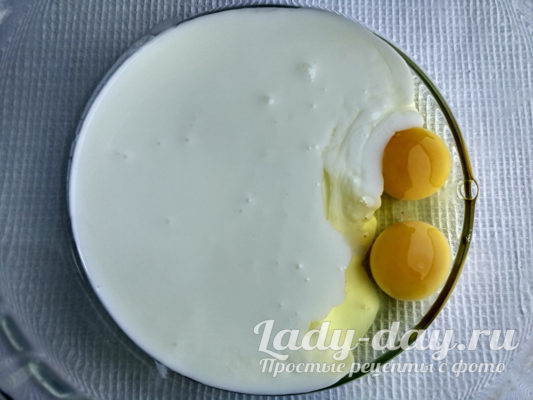 смешивание кефир с яйцом