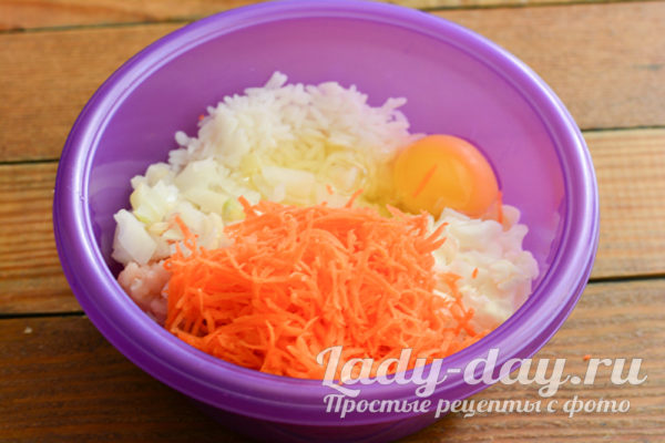 добавление яйца, лука и моркови