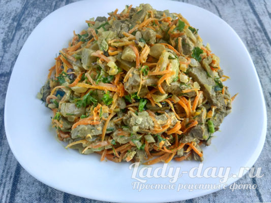 Салат на тарелке