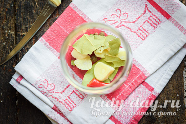 укладка специй, приправ и чеснока