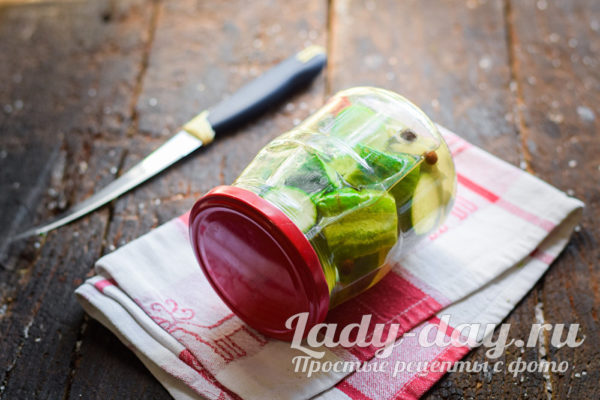 закручиваем крышками