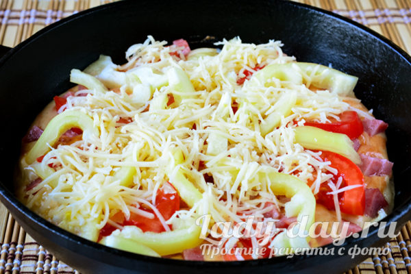 добавление овощей и сыра