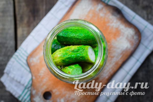 Положить огурцы