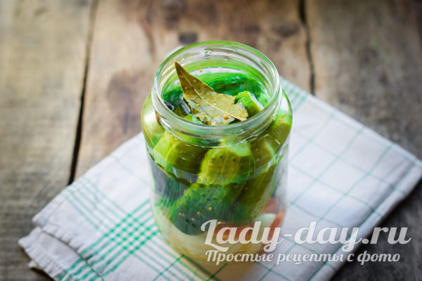 Залить маринад в банку