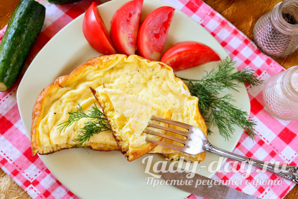 омлет из яиц на сковороде