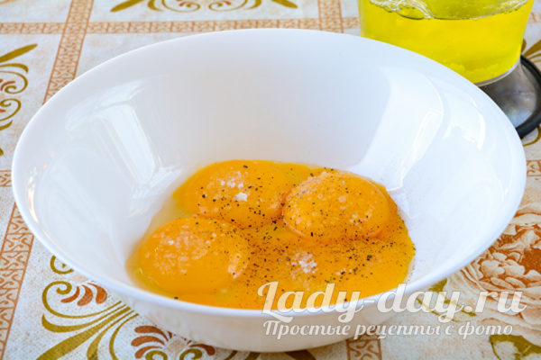 сырые желтки в миске