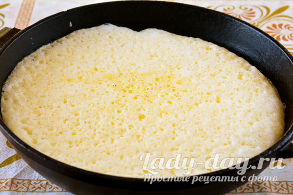 выливаем взбитую смесь на сковороду