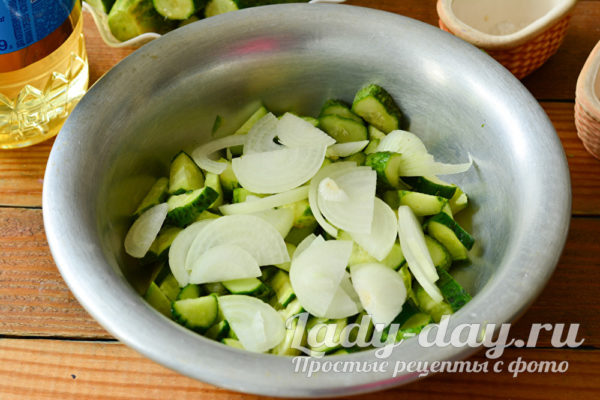 огурцы и лук в миске