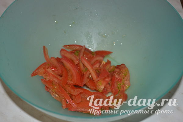 нарезанные помидоры