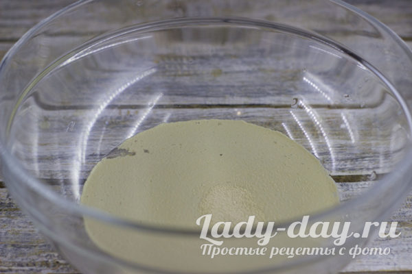 высыпать дрожжи в миску