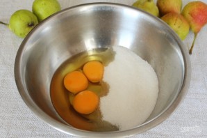 Творожная запеканка с грушей, изюмом и миндальным орехом - фото шаг 2