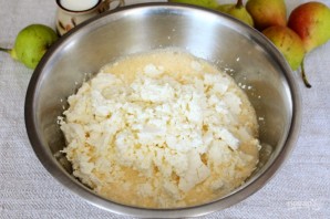 Творожная запеканка с грушей, изюмом и миндальным орехом - фото шаг 3