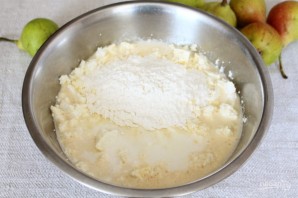Творожная запеканка с грушей, изюмом и миндальным орехом - фото шаг 4