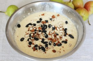 Творожная запеканка с грушей, изюмом и миндальным орехом - фото шаг 5