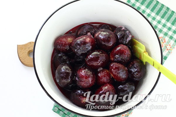 залить сливы маринадом