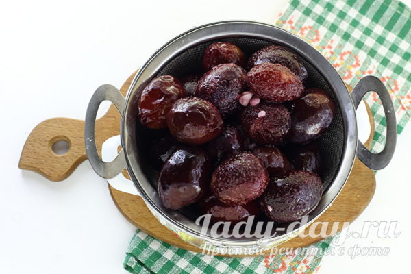 слива в дуршлаге