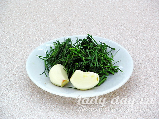 режем укроп, чистим чеснок