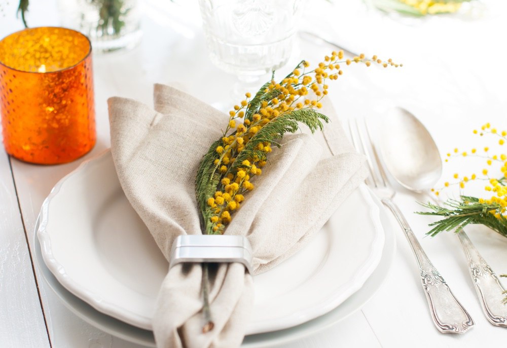 Живые цветы в украшении пасхального стола