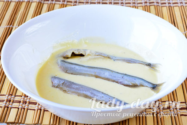 окунаем рыбу в кляр