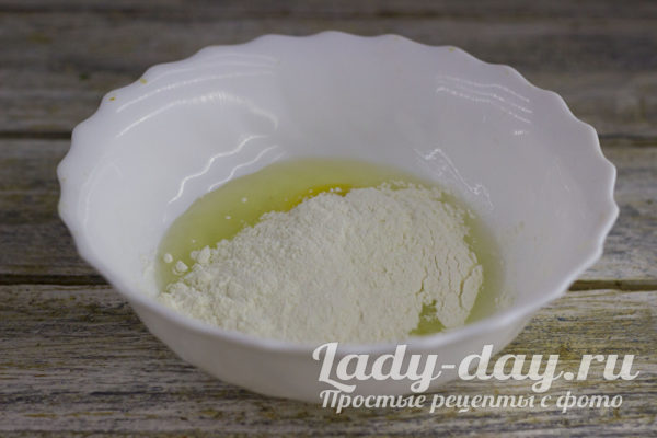 в яйцо добавить муку
