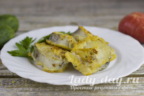 Минтай в кляре на сковороде