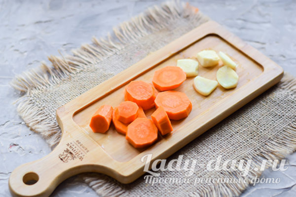 нарезанный морковь и чеснок