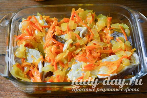 выложить сверху овощи