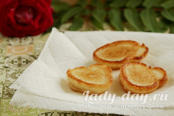 оладьи на полотенце