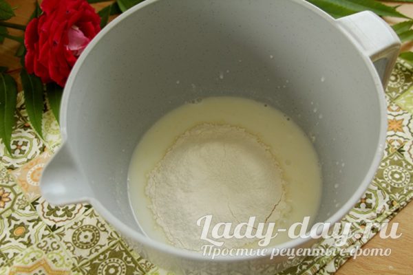 добавляем муку