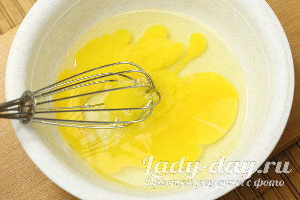 взбиваем яйцо