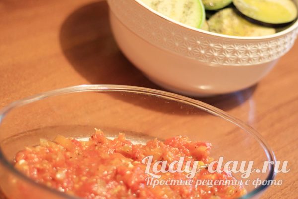 на дно формы кладем соус