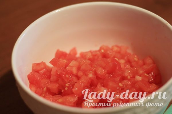 режем помидоры кубиками