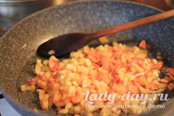 добавляем к луку перец