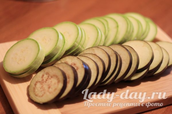 нарезаем кабачки и баклажаны