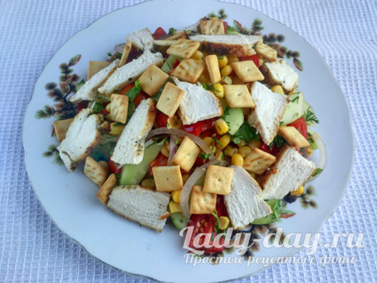 выложить филе и крекер