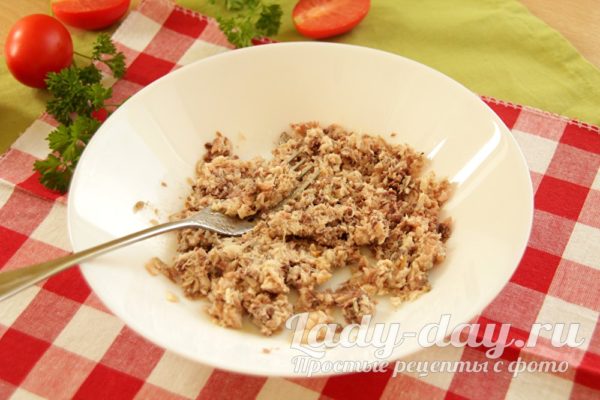 размять рыбу вилкой