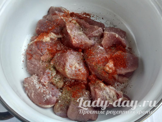 выложить в кастрюлю, добавить специи