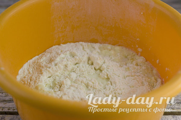 добавляем муку