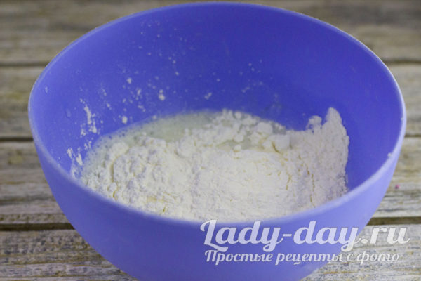 Насыпать муку