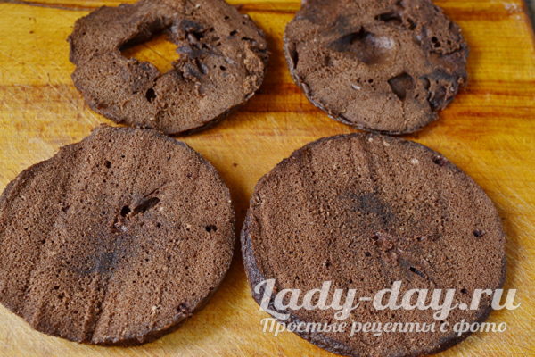 разрезать коржи