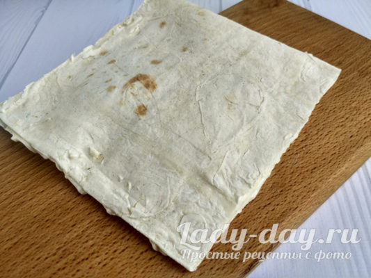 сворачиваем конвертом лаваш