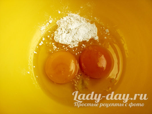 взбиваем яйцо с солью