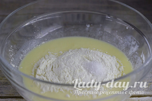 добавить муку